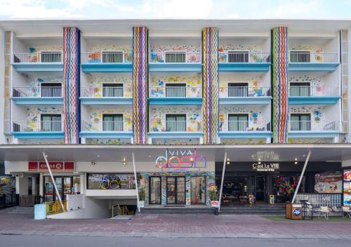 スミニャックにあるViva Dash Hotel Seminyakの店の前にある大きな建物