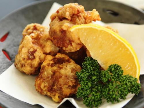 a plate of food with broccoli and a lemon slice at Hatoguruma Kawabata in Nozawa Onsen