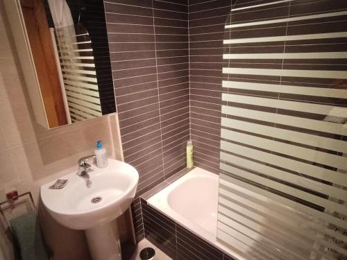 Bilik mandi di Apartamento familiar en Cudon