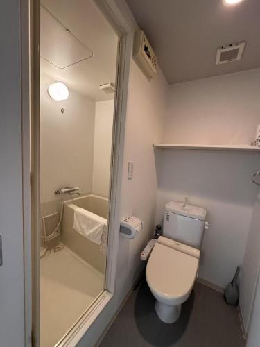 un piccolo bagno con WC e doccia di PLy ad Osaka