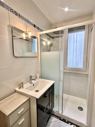 une salle de bain avec un lavabo et une douche dans l'établissement T3 au cœur du Touquet, Plage et commerces à 2 pas, à Le Touquet-Paris-Plage