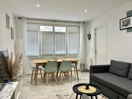 un salon avec une table, des chaises et un canapé dans l'établissement T3 au cœur du Touquet, Plage et commerces à 2 pas, à Le Touquet-Paris-Plage