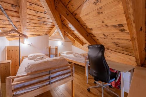 - une chambre avec deux lits et une chaise dans l'établissement Résidence Grand Roc - Ancolies 348 - Happy Rentals, à Chamonix-Mont-Blanc