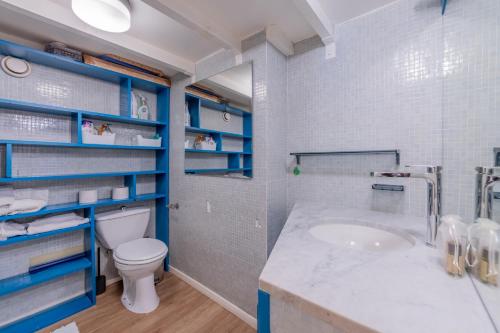 une salle de bain avec toilettes et lavabo dans l'établissement Résidence Grand Roc - Ancolies 348 - Happy Rentals, à Chamonix-Mont-Blanc