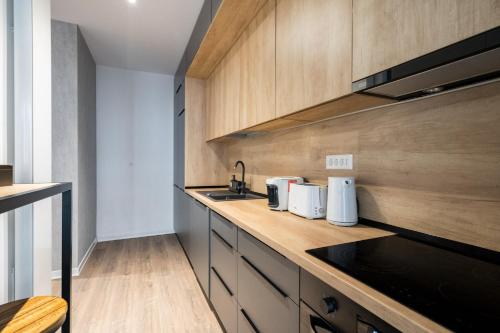 Dapur atau dapur kecil di Cloud9 Noir - Modern Design