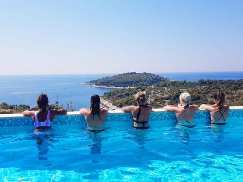 Amazing view with swimingpool House Panorama