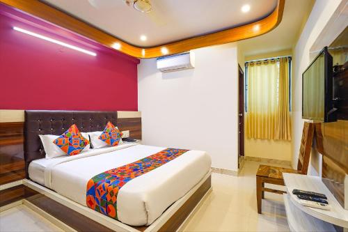 una camera da letto con un letto e una TV a schermo piatto di FabHotel I Residency - Nr St Johns Medical College a Bangalore