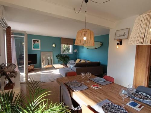 un salon avec un canapé et une table dans l'établissement Spacieux t3 jardin et piscine, à Hyères