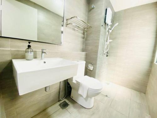 MayaBay Residence SplashMania Gamuda Cove Homestay by Sleepy Bearにあるバスルーム