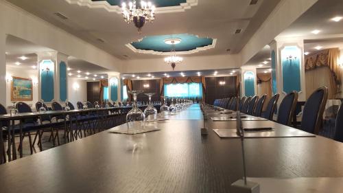 a large conference room with a long table and chairs at Hotel Prahova Plaza in Ploieşti
