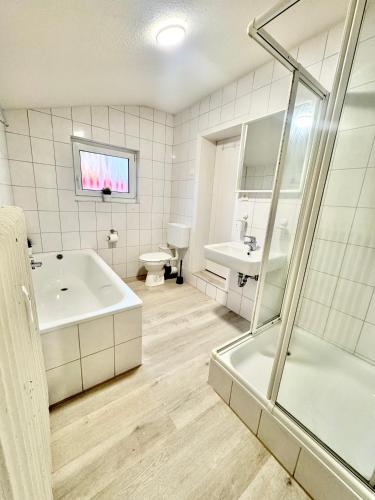 Ένα μπάνιο στο Verl - Wohnung 200qm- 2 Duschen - 2 WCs