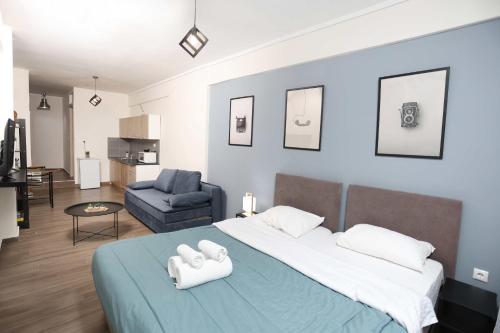- une chambre avec un grand lit et 2 serviettes dans l'établissement Downtown Seaside Studios, à Thessalonique