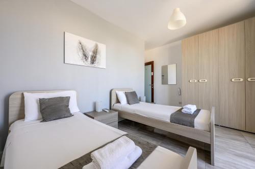 um quarto com duas camas e um armário em F9 Modern and Bright Apartment in Malta em Msida