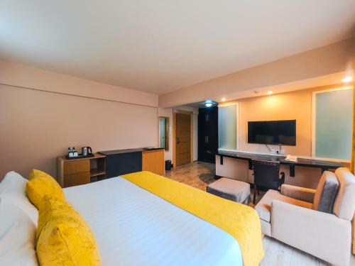 TV a/nebo společenská místnost v ubytování West Wood Hotel