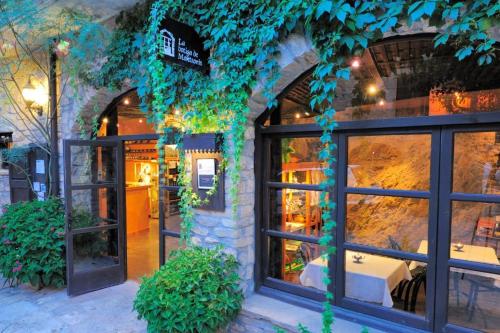 a building with a window with ivy on it at Cal Xeco en Montsonis, da la bienvenida a tu mascota in Montsonis