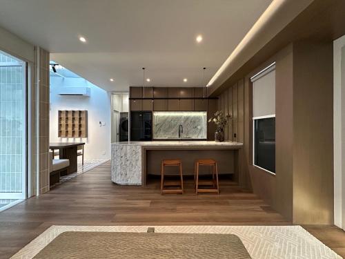 Телевизор и/или развлекательный центр в Around Ari Hostel