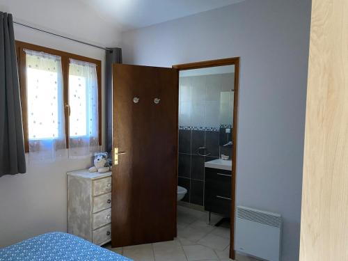 - une chambre avec une salle de bains pourvue d'un lavabo et de toilettes dans l'établissement Chez Cathy, à Pernes-les-Fontaines