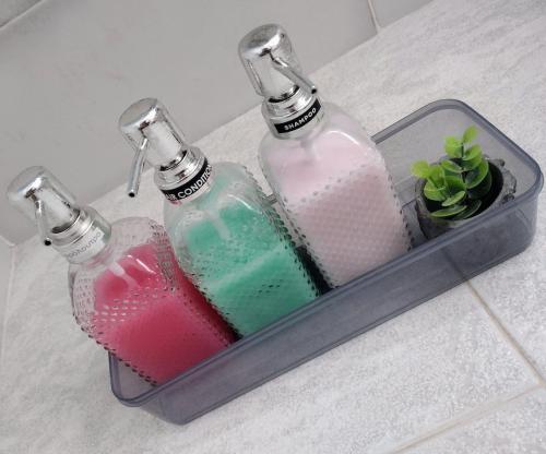 zwei Glasflaschen auf einer Theke in der Unterkunft Fenia in Nafplio