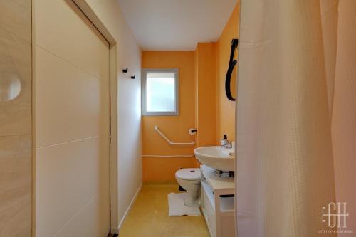 une salle de bain avec toilettes et lavabo dans l'établissement Venus - Proche A10 - 2V - Parking, à Saint-Pierre-des-Corps
