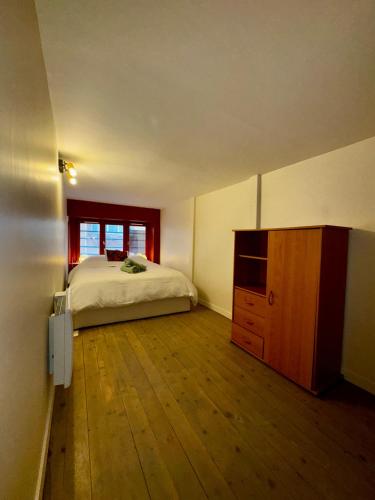 une chambre avec un lit, une commode et une fenêtre dans l'établissement La Casa Cosy Duplex centre ville, à Lyon