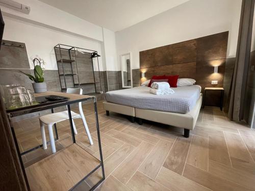 een slaapkamer met een bed, een tafel en een bureau bij San Silverio B&B in Rome