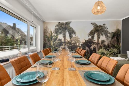 a long dining room with a long table and chairs at Heritage - Perfekt für Gruppen, 15min Willingen in Brilon