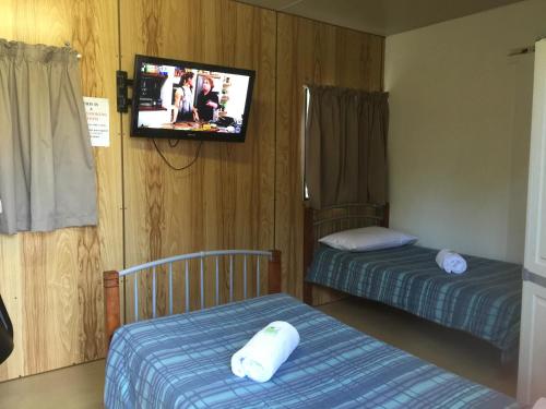 Кровать или кровати в номере Oakridge Motel Tourist Park