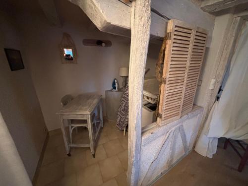Cette petite chambre dispose d'une table et d'une fenêtre. dans l'établissement Toue de Loire, à Chaumont-sur-Loire