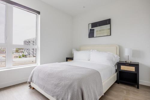 Postel nebo postele na pokoji v ubytování Blueground San Pedro AC balcony nr USS Iowa LAX-1301