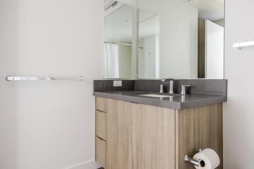 Koupelna v ubytování Blueground San Pedro AC balcony nr USS Iowa LAX-1301