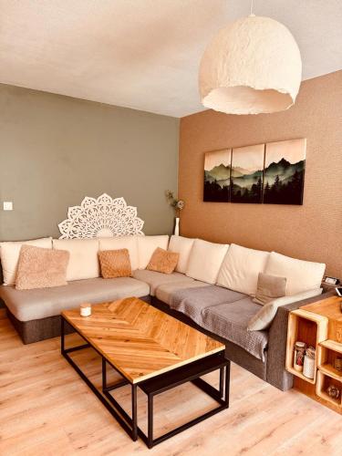 un salon avec un canapé et une table basse dans l'établissement Le Longo Maï ,2 chambres, parking gratuit, à La Garde