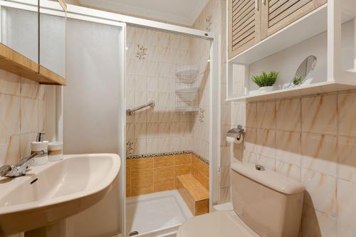 une salle de bain blanche avec toilettes et lavabo dans l'établissement MARESOL - apartment close to the beach and restaurants, à San Pedro del Pinatar