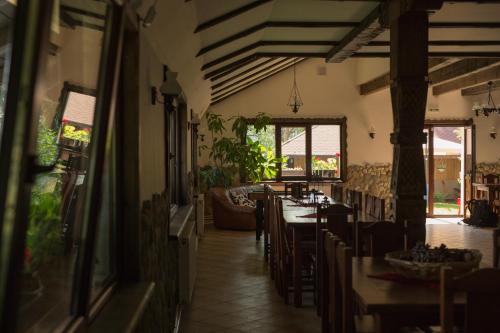 Restoran atau tempat lain untuk makan di Pension Cabana Ionela