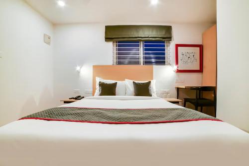 Postel nebo postele na pokoji v ubytování RG Suites Sarjapur