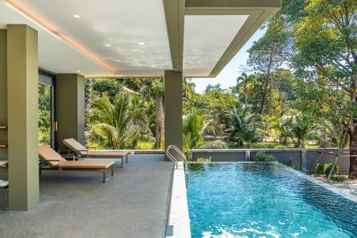 an infinity pool in a villa with a view at Merbrisa Rayong poolvilla-Ao khai beachfront in Mae Pim