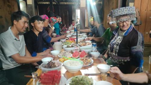 Επισκέπτες που μένουν στο Indigenous homestay- Trek- Food- Bus