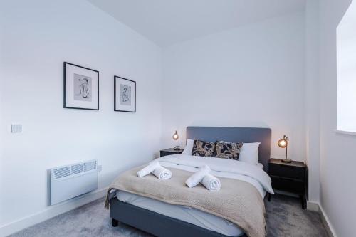 En eller flere senge i et værelse på Modern 1BR Apartment in Central Warrington