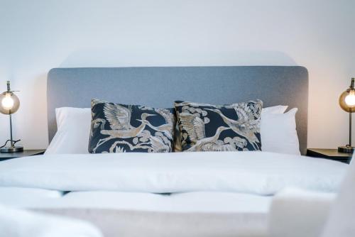 En eller flere senge i et værelse på Modern 1BR Apartment in Central Warrington