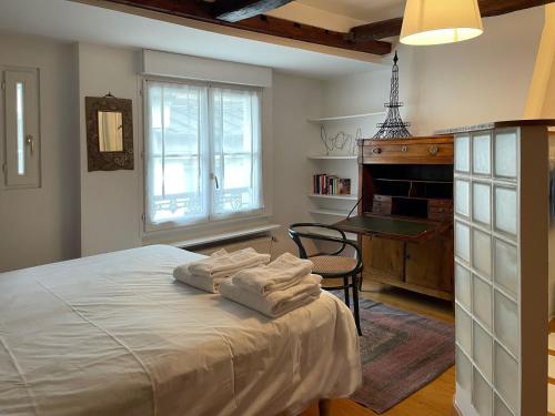 - une chambre avec un lit, un bureau et une chaise dans l'établissement Suite du Prince, 70 sqm AC lift terrace garage, à Paris