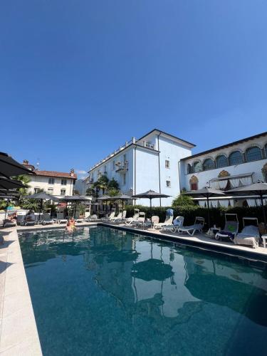 Bazén v ubytování Hotel Rivalago nebo v jeho okolí