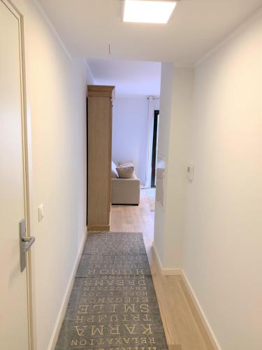 un couloir vide avec un tapis au sol dans l'établissement CALVI Centre ville Vue Mer au Calme, à Calvi