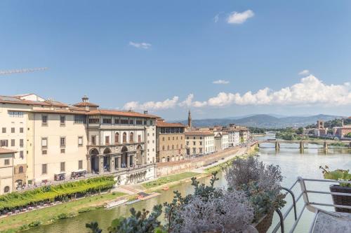 Wonderful terrace over Ponte Vecchio with elevator