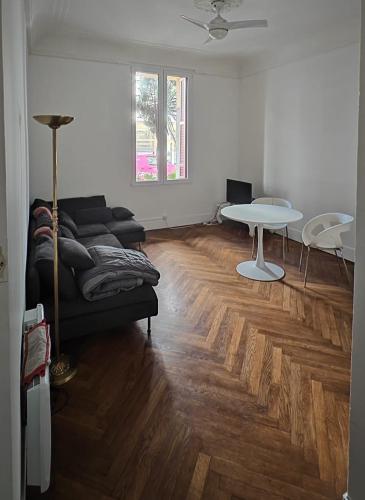 un salon avec un canapé et une table dans l'établissement Appartement 50m2 proche mer, à Nice