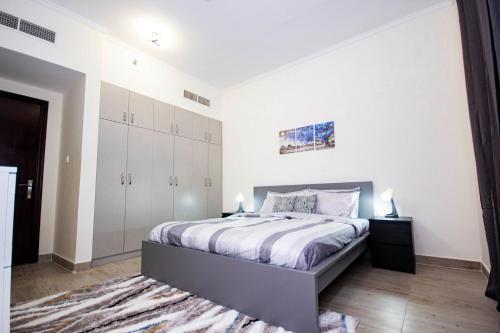 Postel nebo postele na pokoji v ubytování Newly furnished brand new 1BHK in Al Warsan