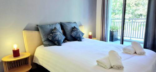 une chambre avec un lit avec deux serviettes dessus dans l'établissement ESPRIT BASSIN near train station - Cosy - 2 guests, au Teich