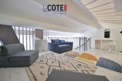 un salon avec un canapé et une table dans l'établissement T2 Le Rouet Plage, à Carry-le-Rouet