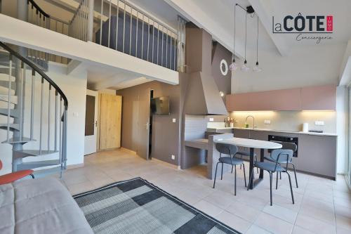 une cuisine et une salle à manger avec une table et des chaises dans l'établissement T2 Le Rouet Plage, à Carry-le-Rouet