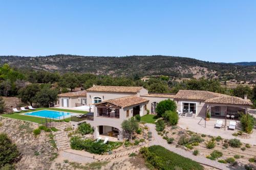 une vue aérienne d'une villa avec piscine dans l'établissement Tra Vigna e Mare, au Plan-de-la-Tour
