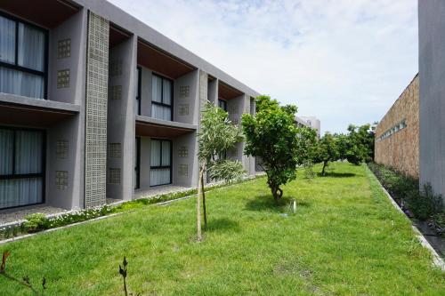 Κήπος έξω από το Kambaniru Beach Hotel and Resort