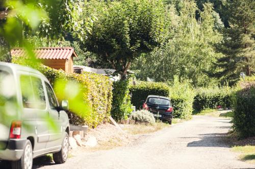 une voiture garée sur le côté d’une route dans l'établissement Camping des Gorges de La Loire, à Aurec-sur-Loire